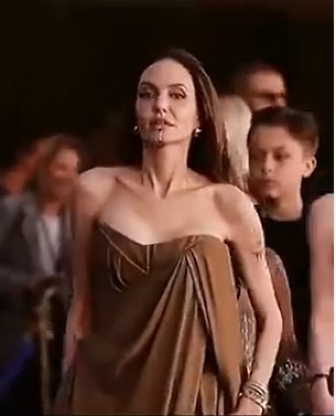 9 Potret Angelina Jolie yang Tampil Memukau di Premier Eternals, Memikat dengan Gaun Vintage