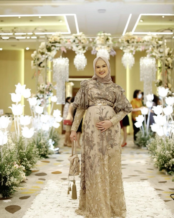 Ini Pesona Cut Meyriska Pamer Baby Bump Kehamilan Kedua yang Makin Terlihat