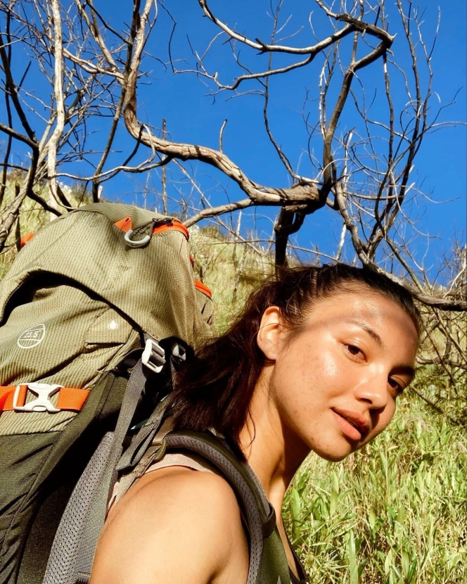 Potret Angela Gilsha Mendaki Gunung Merbabu, Tetap Cantik dengan Wajah Tanpa Make Up!