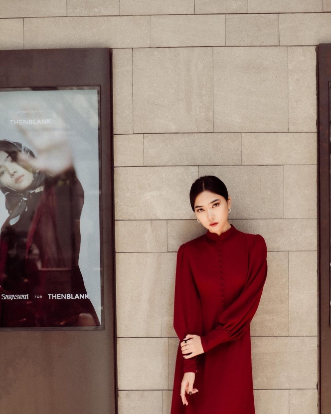 8 Potret Isyana Sarasvati Pakai Gaun Merah untuk THENBLANK, Dibilang Mirip Cheon Seo Ji!