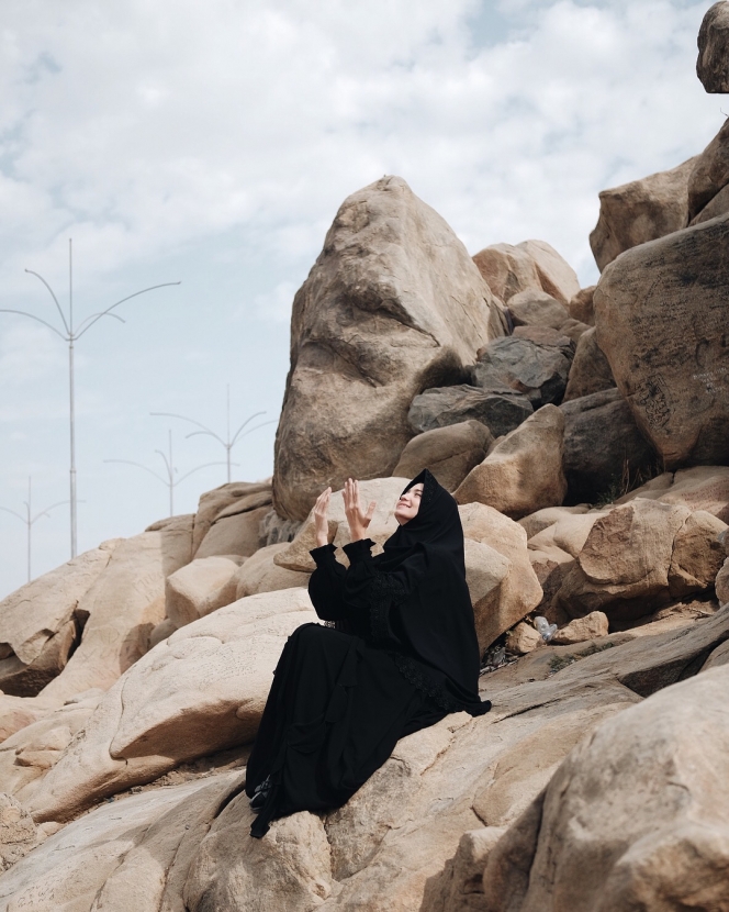 6 Potret Enzy Storia Pakai Hijab, Pesonanya Bikin Hati Adem