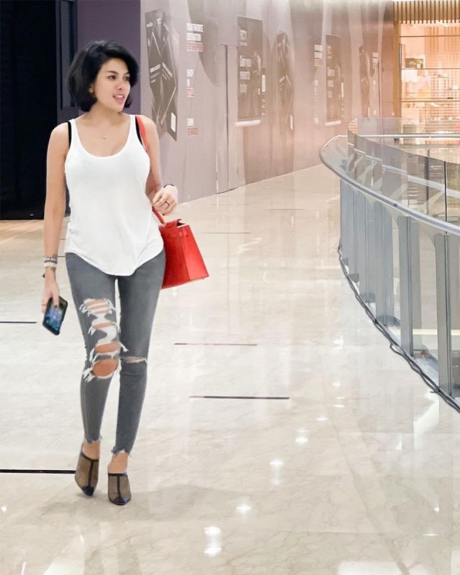 8 Gaya OOTD Nikita Mirzani Saat Jalan ke Mall, Simpel tapi Stylish