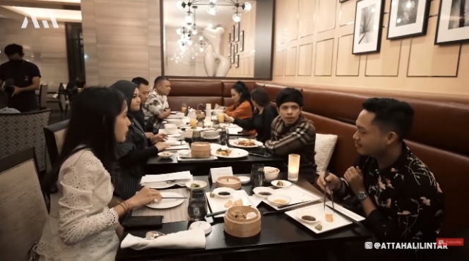 Momen Keluarga Anang Hermansyah dan Raul Lemos Makan Malam, Rukun Banget sampe Bikin Netizen Terharu