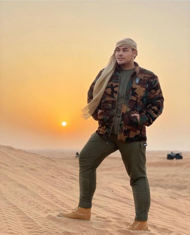 8 Potret Liburan Ivan Gunawan di Dubai, Penampilannya Makin Macho Saat Pakai Jaket Loreng