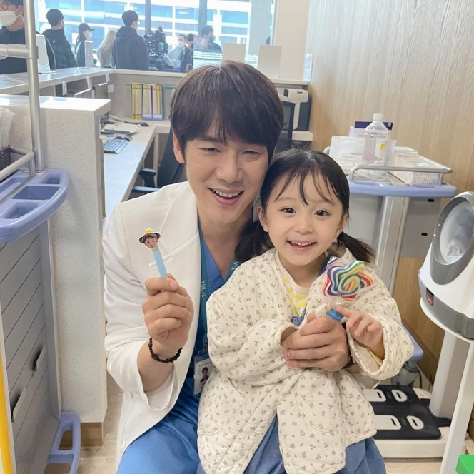 Potret Yoo Yeon Seok, Aktor Hospital Playlist yang Diduga Berkencan dengan Kim Ji Won