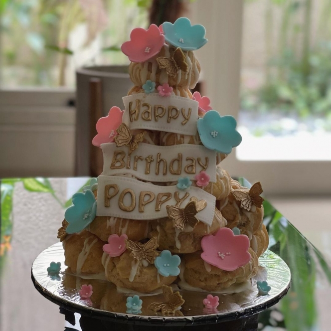 Potret Perayaan Ulang Tahun Poppy Bunga Bareng Keluarga, Kuenya Mewah Banget!