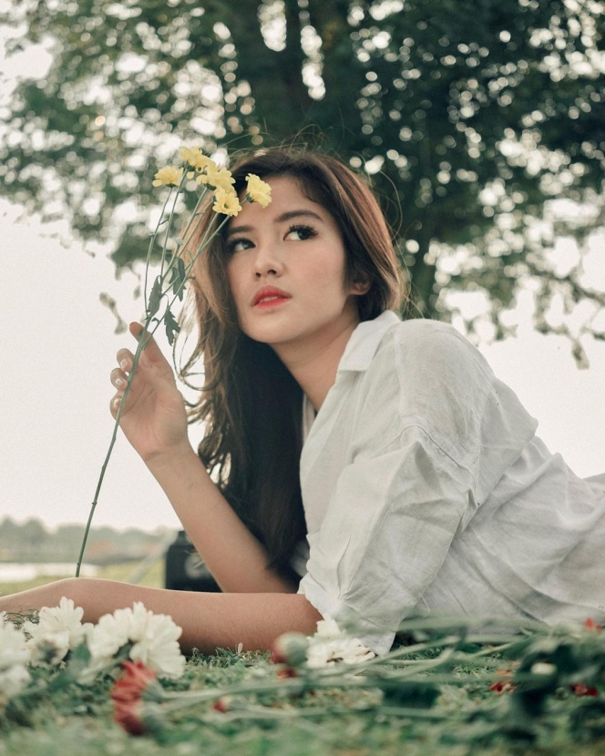 10 Potret Anggun Ochi Rosdiana Pakai Baju Serba Putih, Kecantikannya Makin Terpancar