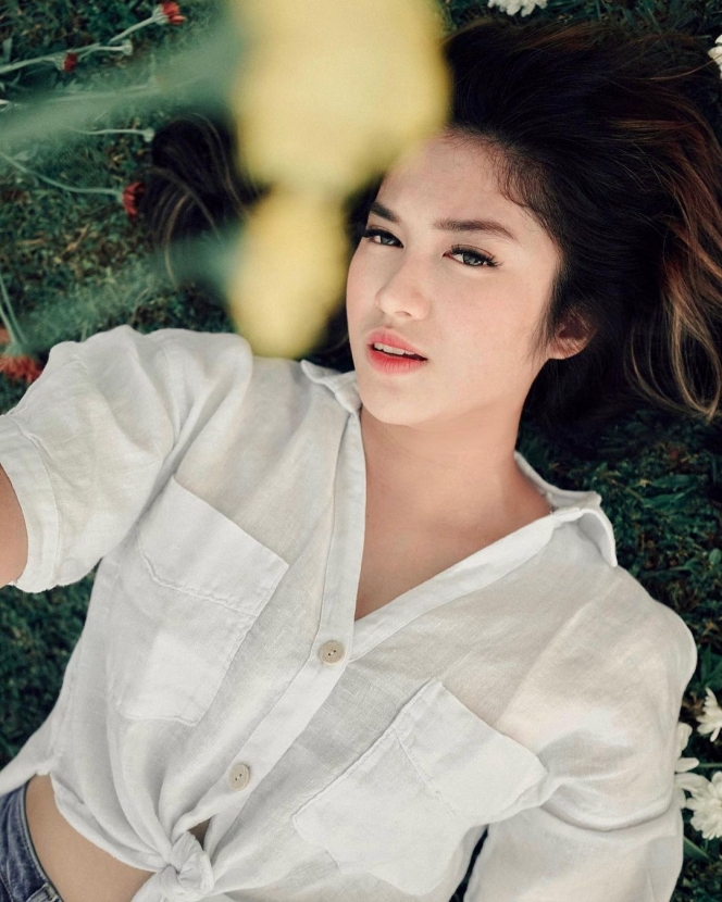 10 Potret Anggun Ochi Rosdiana Pakai Baju Serba Putih, Kecantikannya Makin Terpancar