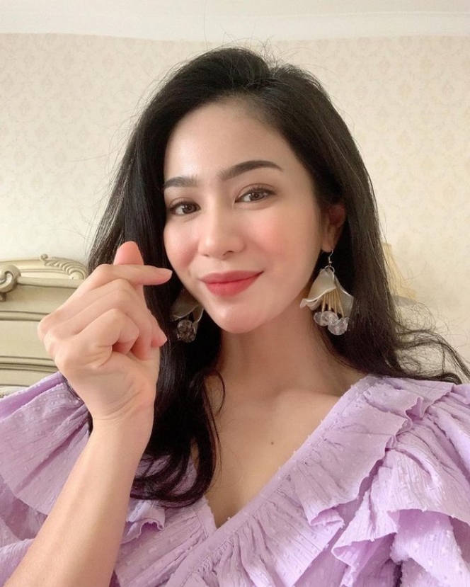 Baru Sadar Udah Punya Uban, Berikut 9 Potret Selfie Bunga Zainal yang Cantiknya Kebangetan!