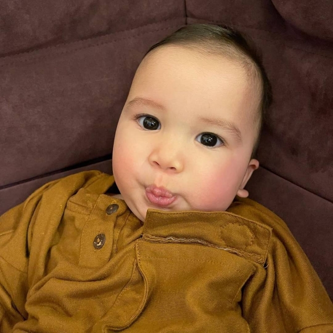 Genap Berusia 7 Bulan, Berikut 10 Potret Baby Ukkasya dengan Pipi Chubby Berwarna Merah Gemesin
