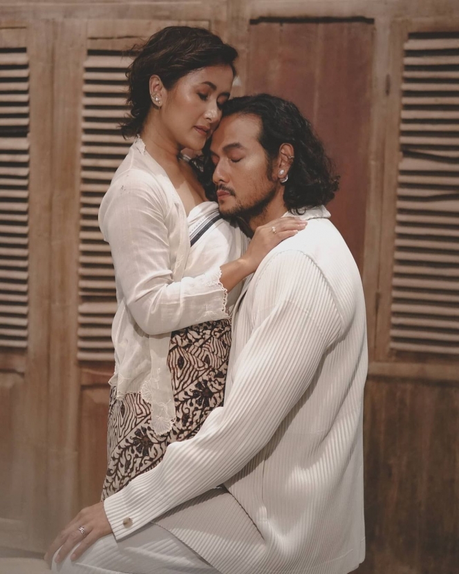 Menikah Selama 14 Tahun, Berikut 10 Potret Mesra Dwi Sasono dan Widi Mulia yang Makin Romantis