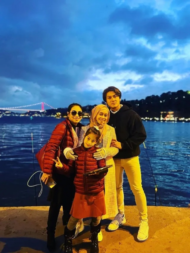 Potret Kebersamaan Lesti Kejora dan Rizky Billar Ketemu Siti KDI di Turki