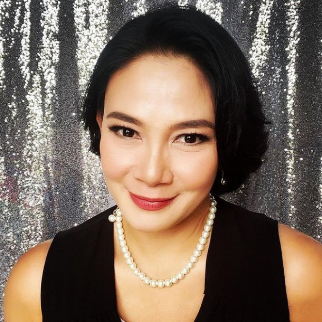 8 Potret Dian Nitami Bintang Buku Harian Seorang Istri, Tampil Glamor Kenakan Perhiasan Mewah