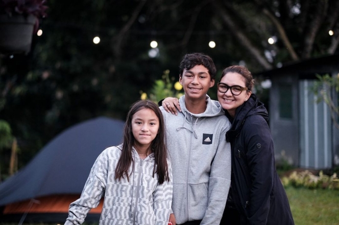 7 Potret Keseruan Keluarga Darius Sinathrya dan Donna Agnesia Camping di Kaki Gunung Salak