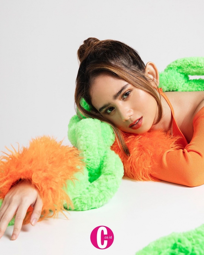 5 Foto Pemotretan Terbaru Tissa Biani untuk Majalah Cosmopolitan, Pakai Baju Bulu Full Color