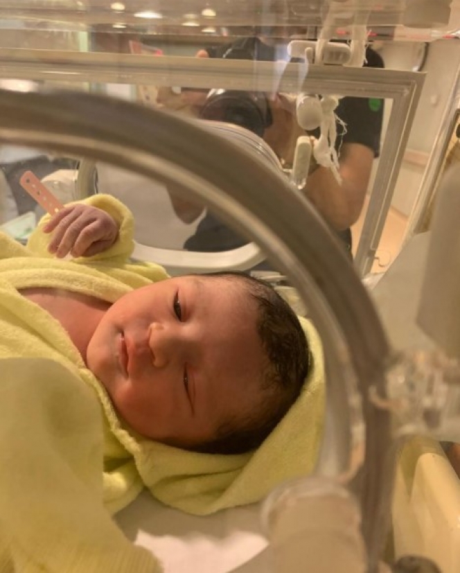 10 Potret Baby G, Anak Pertama Margin Wieheerm dan Alie Syakieb yang Dipuji Sadar Kamera dari Lahir 
