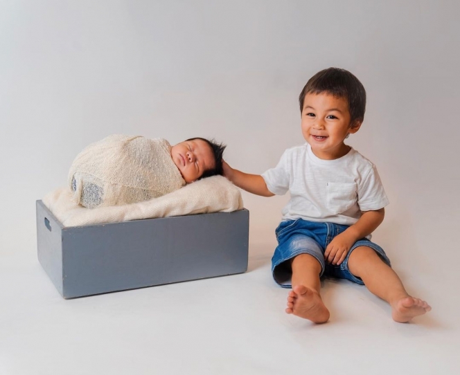 Potret Newborn Baby Kenzo dengan Tema Serba Putih, Seru Abis Bareng Keluarga
