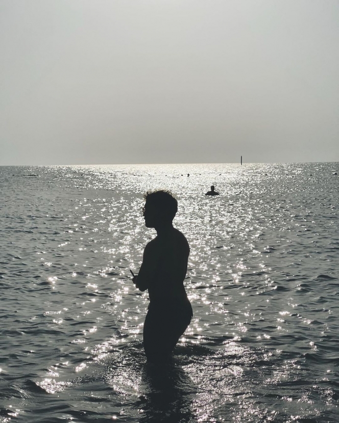 Ini Potret Keseruan Liburan Anya Geraldine di Pantai Bahrain Bareng Pria Misterius, Pacar?