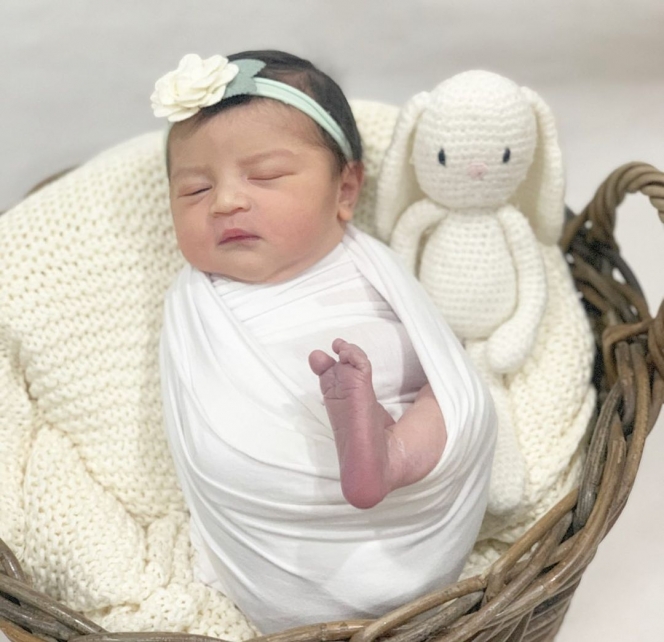 Cantiknya Baby Guzel dalam Newborn Photoshoot Bernuansa Putih, Mirip Alie Syakieb?