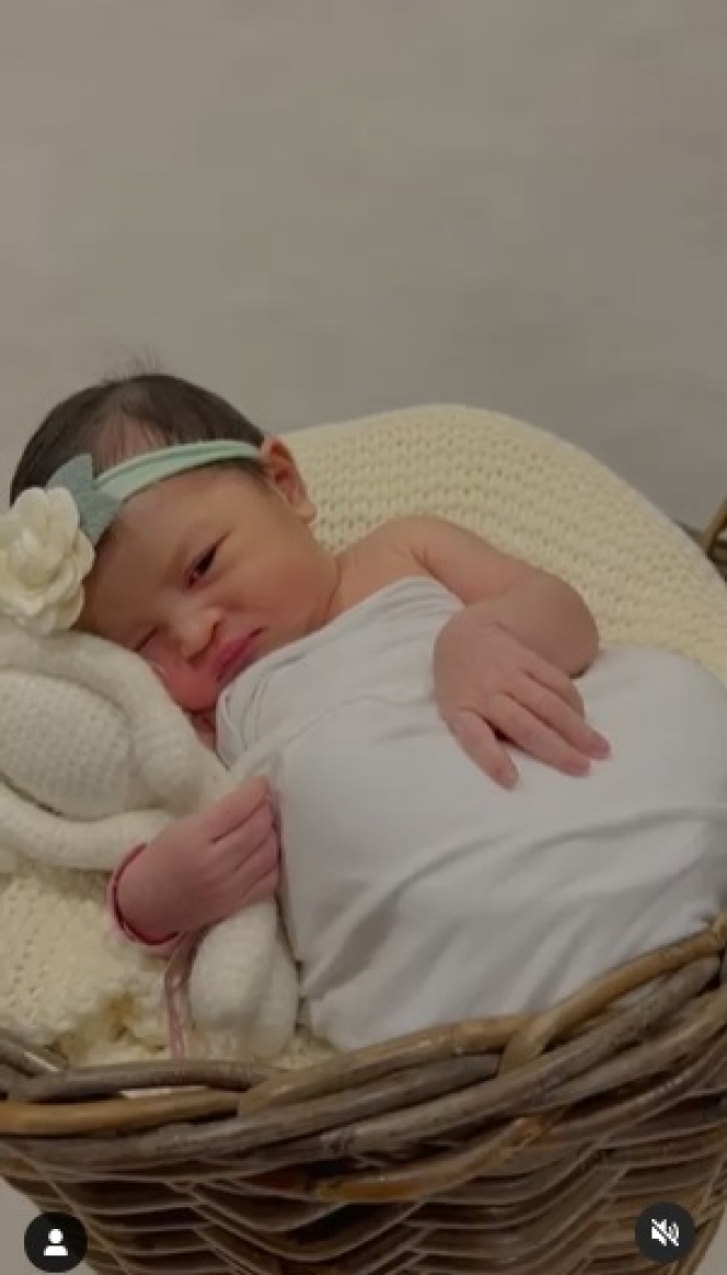 Cantiknya Baby Guzel dalam Newborn Photoshoot Bernuansa Putih, Mirip Alie Syakieb?