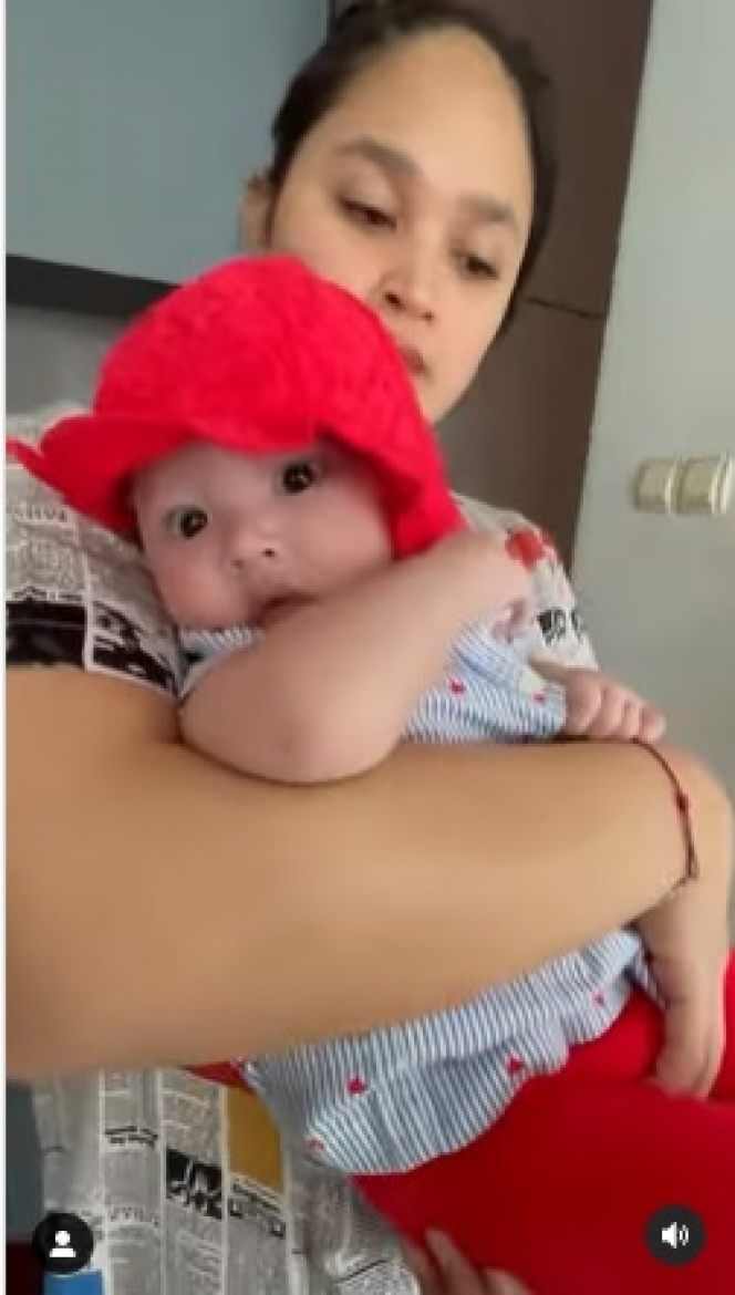 Gemesin, Ini Potret Baby Aiko Anak Bungsu Wendi Cagur dengan Pipi yang Bulat