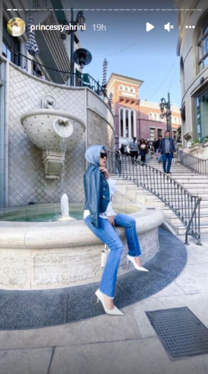 Potret OOTD Kasual Syahrini Pakai Celana Jeans di Los Angeles, Kakinya Dipuji Makin Ramping