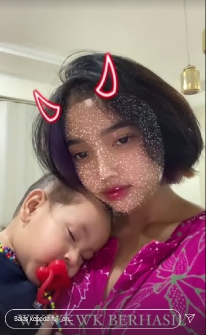 13 Potret Fuji Momong Baby Gala Sejak Bayi, Sudah Lengket dengan Tantenya dari Lahir