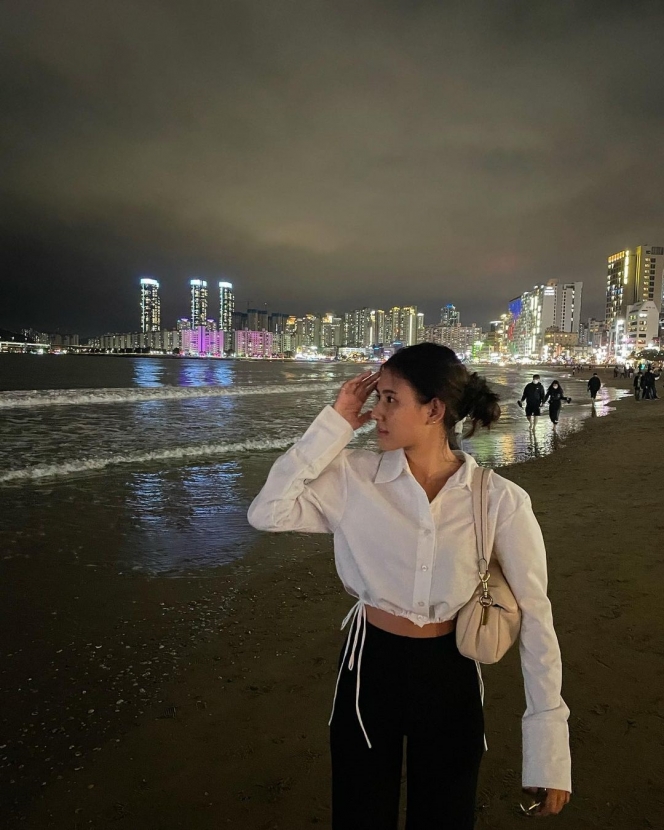 6 Potret Shenina Cinnamon Habiskan Malam di Pantai Korea Selatan, Pesonanya Gak Nguatin!