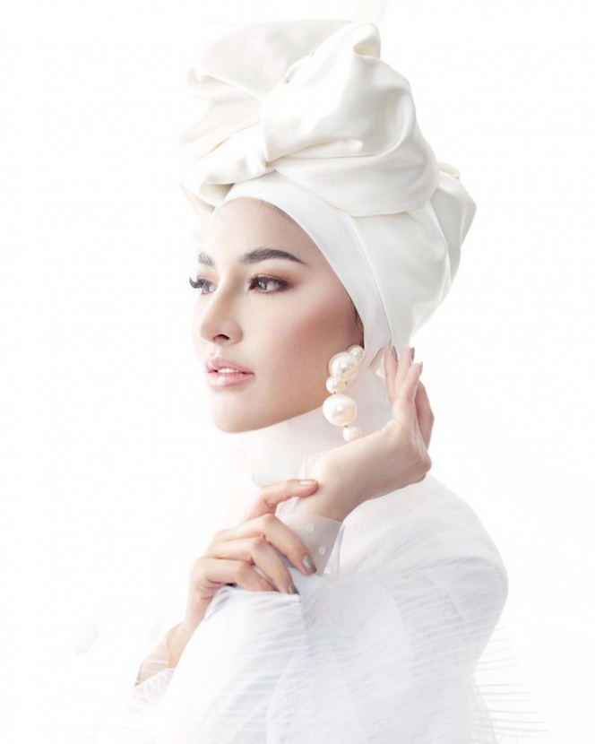 9 Potret Selebriti Pakai Hijab Warna Putih, Makin Stunning dengan Tampilan yang Terlihat Cerah