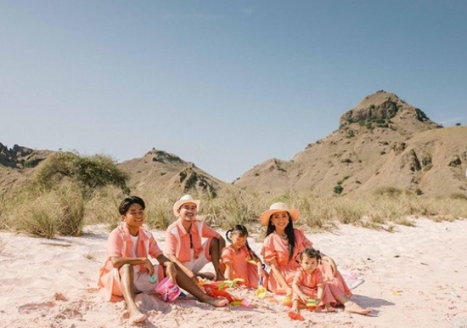 7 Potret Keseruan Keluarga Ruben Onsu Liburan di Labuan Bajo, Gemes Pakai Outfit Super Kompak