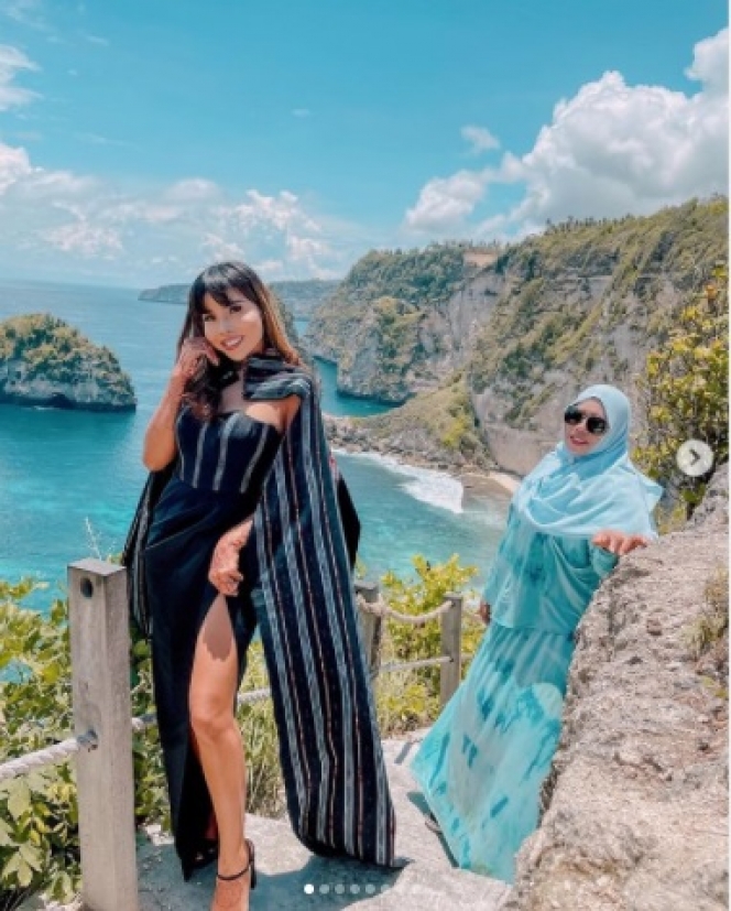 Makin Kayak Adik Kakak, Ini Potret Keseruan Rohimah dan Eva Belissima Liburan ke Nusa Penida