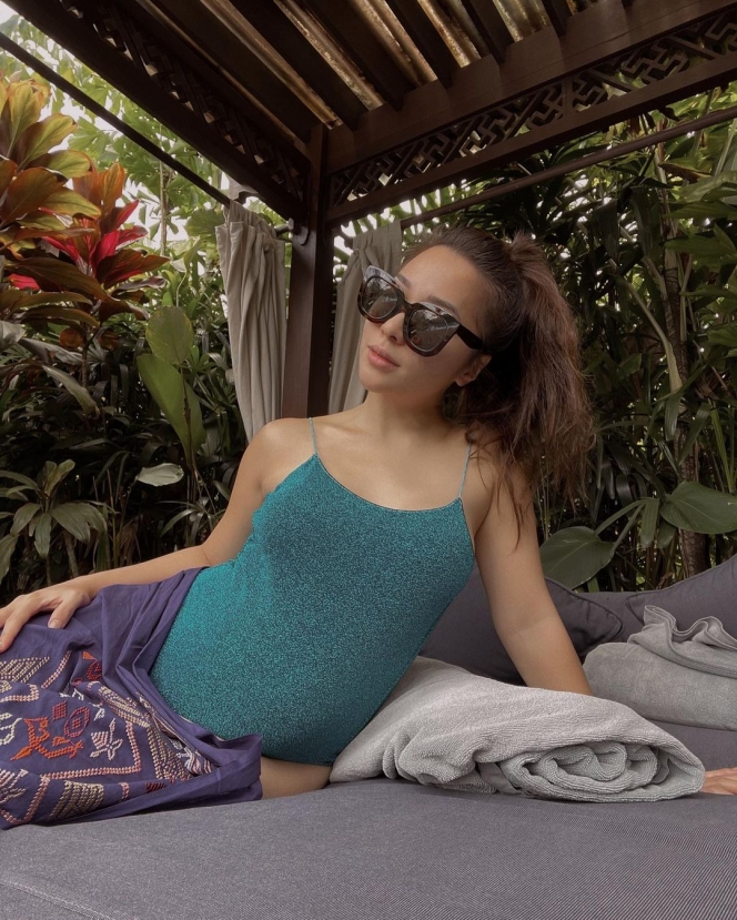 7 Potret Gemes Nikita Willy Jalan-Jalan dengan Baby Bump, Cantik Pakai Baju Transparan