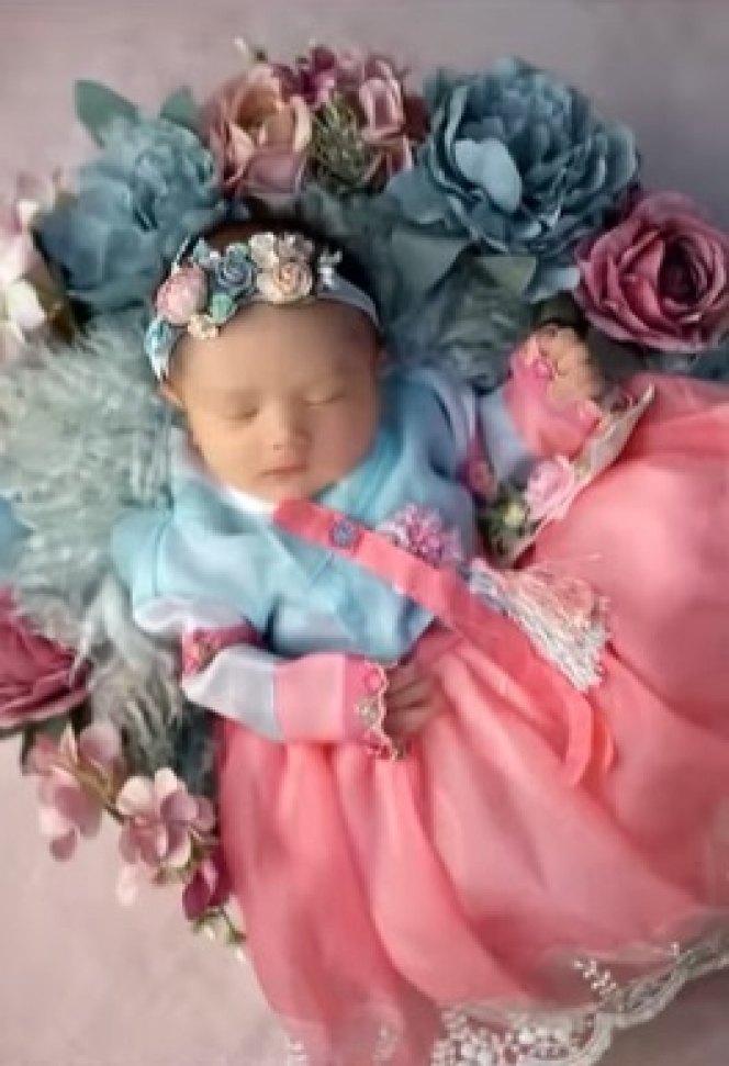 7 Potret Gemoy Baby Meshwa, Anak Ketiga Denny Cagur yang Cantik Banget!