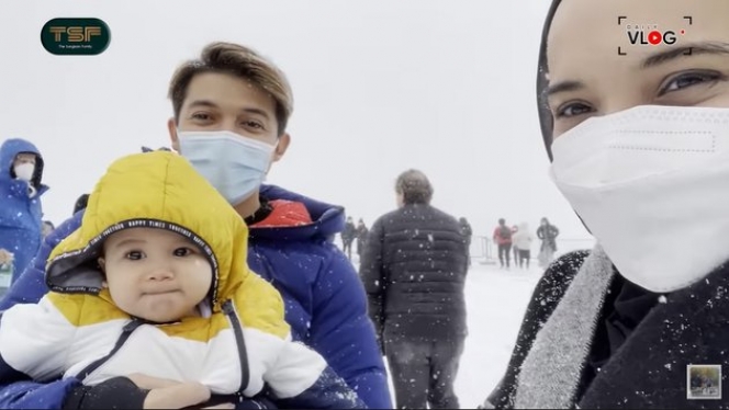 Ini 8 Momen Perdana Baby Ukkasya Main Salju, Raut Wajah Bahagianya Gemesin Banget!