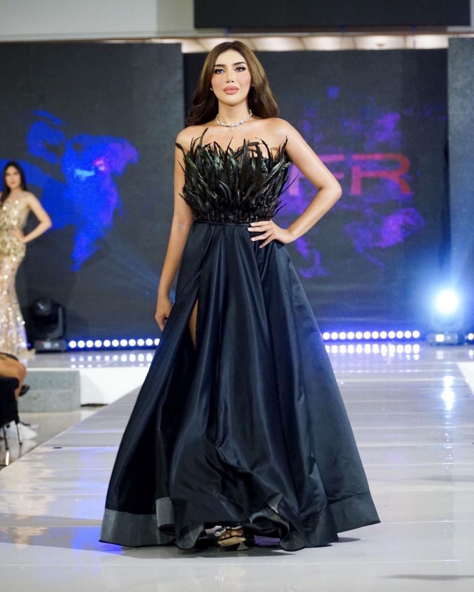 5 Pesona Millen Cyrus Fashion Show di Surabaya Fashion Runaway 2021, Pakai Gaun Bulu Belahan Tinggi