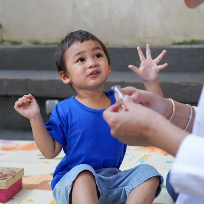 5 Potret Sederhana Keluarga Baim Wong Piknik di Halaman Rumah, Ekspresi Bahagia Kiano Curi Perhatian