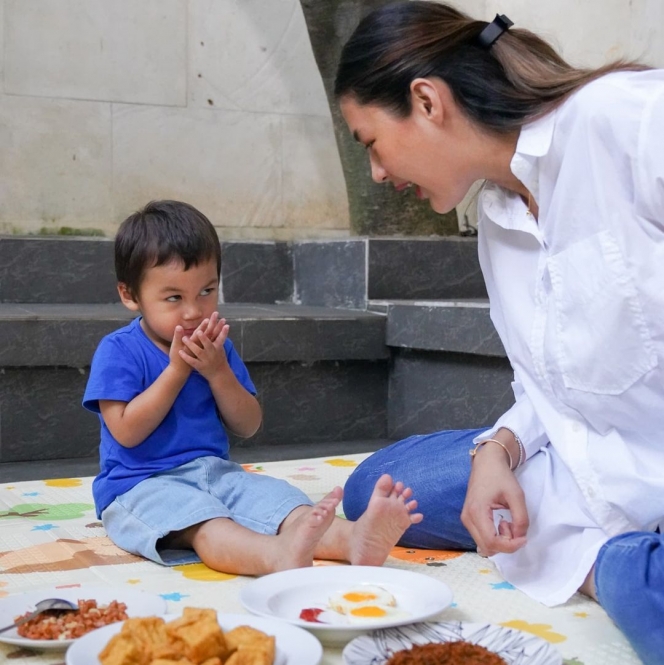 5 Potret Sederhana Keluarga Baim Wong Piknik di Halaman Rumah, Ekspresi Bahagia Kiano Curi Perhatian
