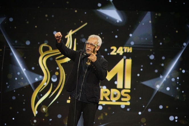 10 Potret Iwan Fals yangRaih Lifetime Achievement AMI Awards 2021, Inspirasi Musisi Muda!