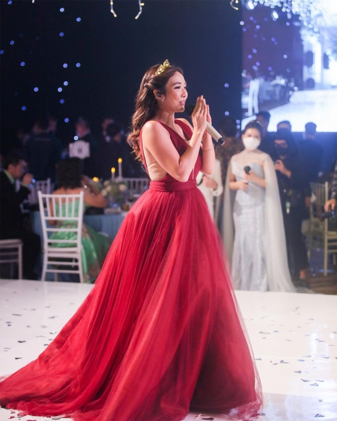 Potret Terbaru Gisella Anastasia Manggung di Acara Pernikahan, Tampil Memukau dengan Gaun Merah