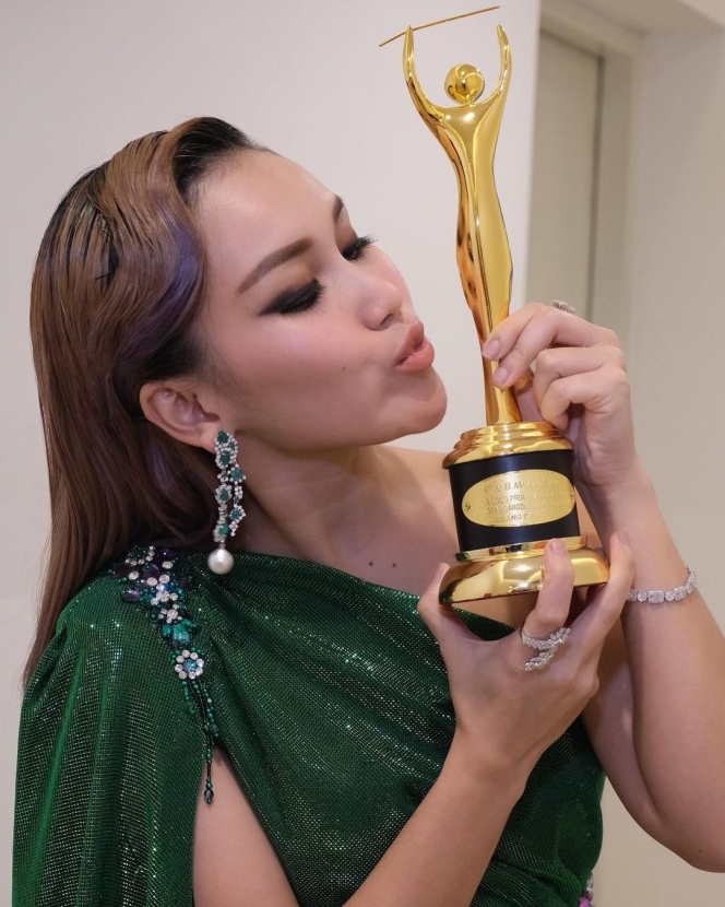 7 Potret Ayu Ting Ting di AMI Awards Pakai Gaun Hijau, Dapat Kecupan Manis dari Ivan Gunawan