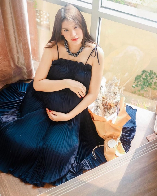 Lakukan Maternity Shoot di Rumah, Hasil Pemotretan Selebriti Saat Hamil Ini Bagusnya Bak di Studio