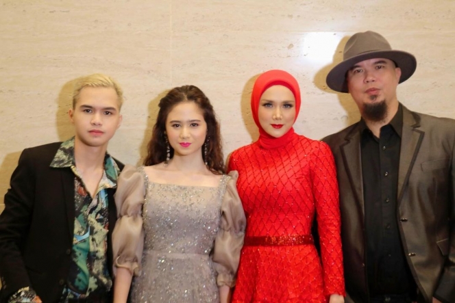 5 Potret Mulan Jameela Tampil di Ajang AMI Awards, Pakai Gaun Serba Merah dan Cantik Banget