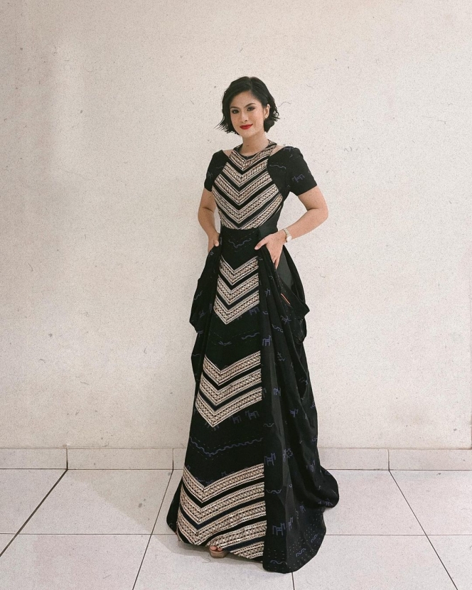 6 Potret Hana Saraswati di Acara LSF Awards 2021, Anggun Banget dengan Gaun Hitamnya