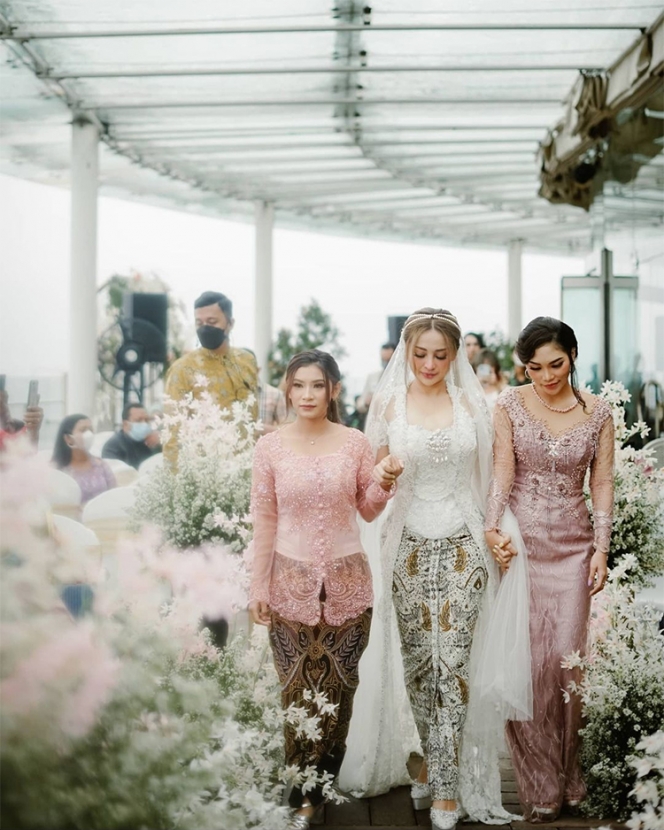 Pesona Cupi Cupita di Hari Pernikahannya, Tampil Anggun dengan Kebaya Putih Adat Sunda