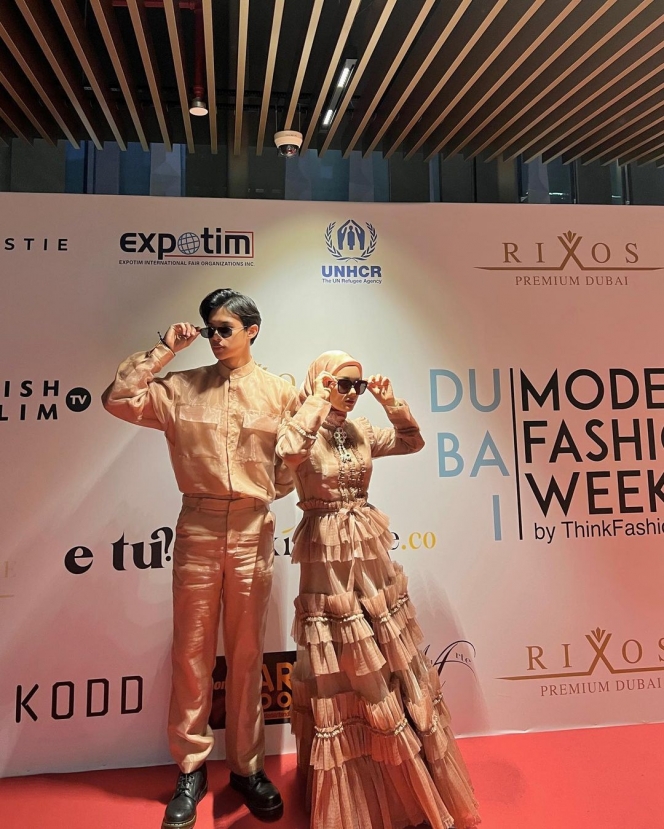 9 Potret Dinda Hauw Jadi Model Catwalk di Dubai, Melenggang Cantik Pakai Baju Couple dengan Suami