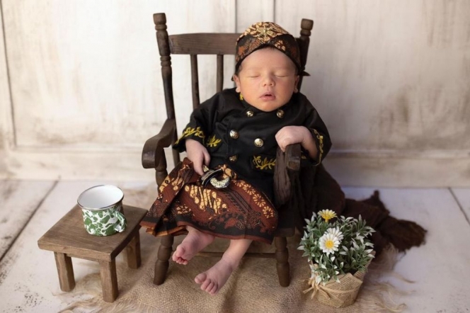 8 Newborn Photoshoot Anak Selebriti Tanah Air dengan Pakaian Adat, Gemes Banget!