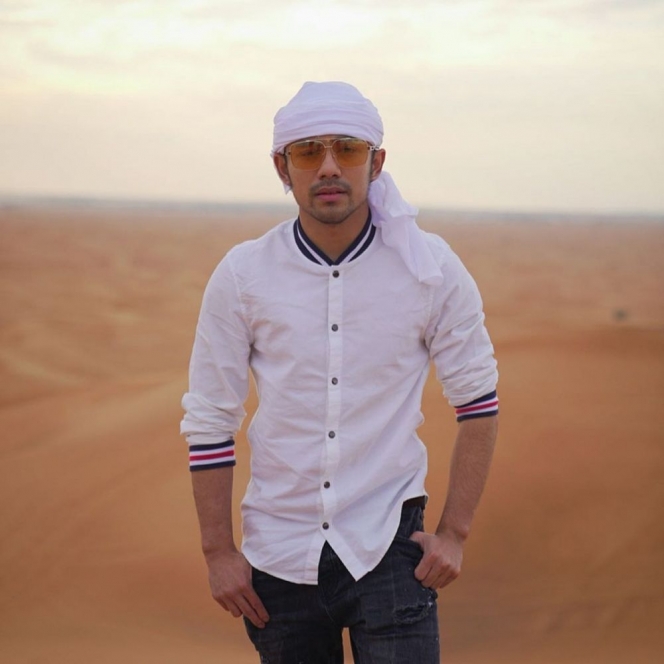 9 Potret Selebriti Pria Liburan ke Dubai, Ada yang Bergaya bak Pangeran Timur Tengah