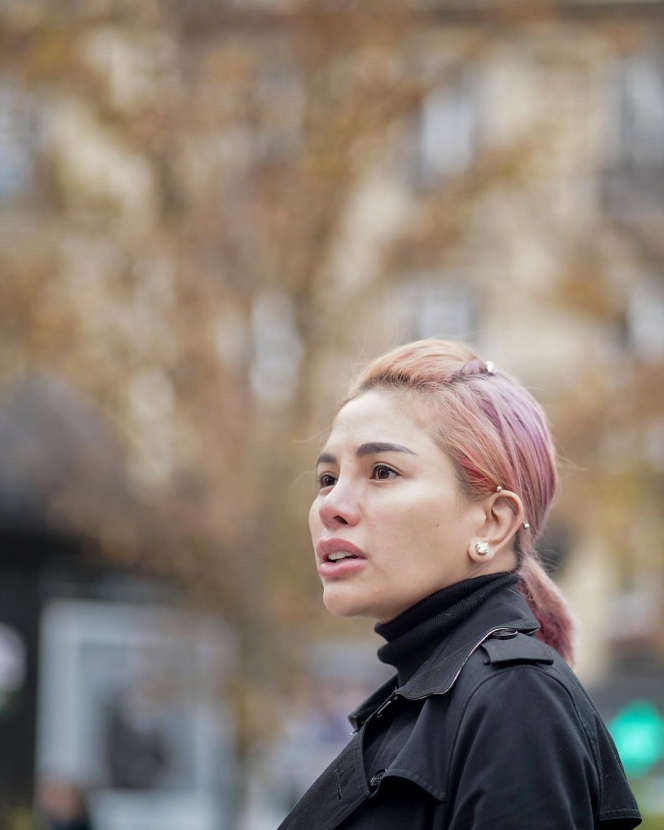 7 Potret Nikita Mirzani Liburan ke Paris, Hidungnya Sempat Bengkak karena Alergi Dingin