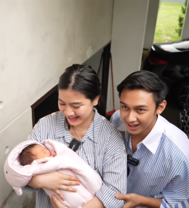 7 Potret Felicya Angelista Gendong Baby Bible, Nikmati Keseruan jadi Mama Baru