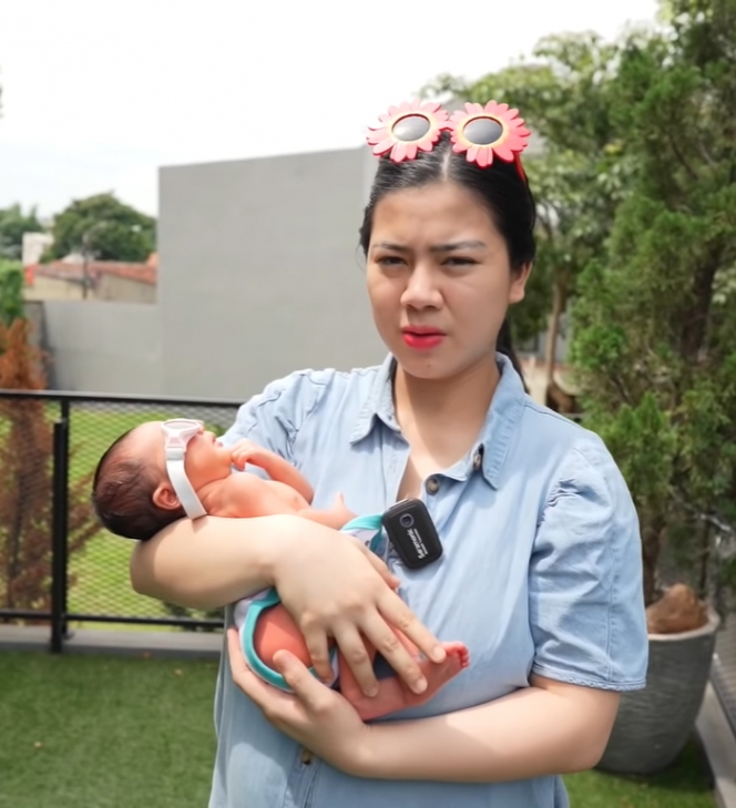 7 Potret Felicya Angelista Gendong Baby Bible, Nikmati Keseruan jadi Mama Baru